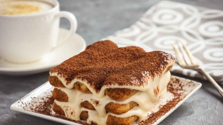 Dolci italiani tradizionali con tiramisù cannoli pastiera panettone e cassata