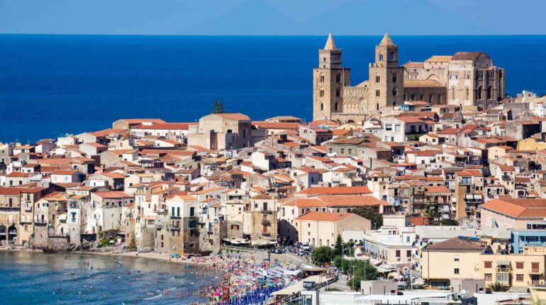 Borghi gastronomici della Sicilia con tavoli all’aperto e cucina locale