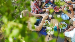 Weekend gastronomico in Italia con piatti tipici e vino in un borgo