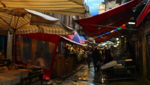 Bancarelle coperte in un mercato storico di Palermo