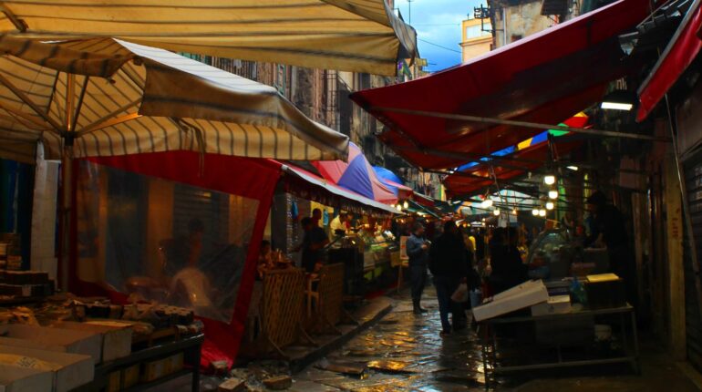 Bancarelle coperte in un mercato storico di Palermo