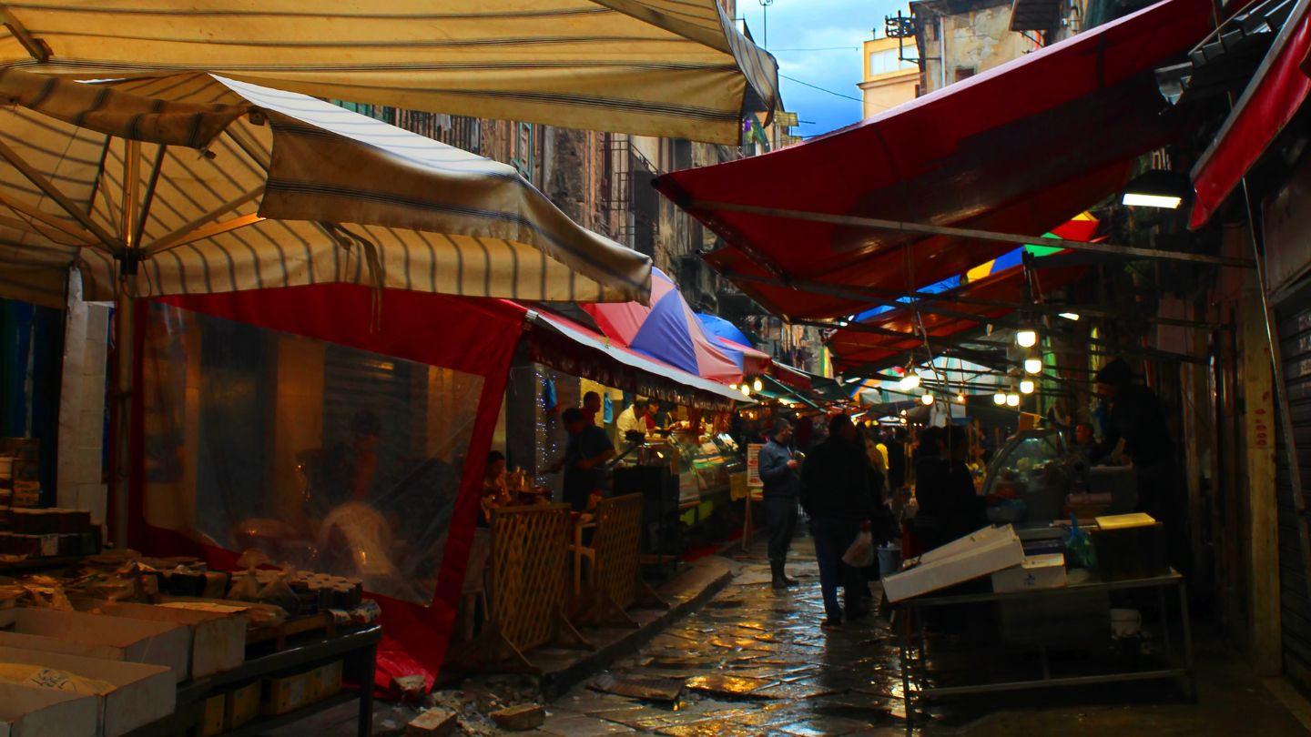 Bancarelle coperte in un mercato storico di Palermo