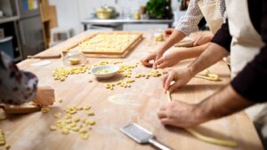 Cooking class di pasta fresca durante un viaggio gastronomico in Italia