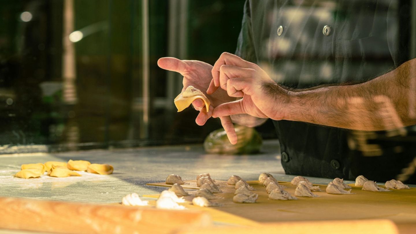 Uomo prepara tortellini