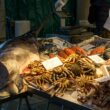 Mercato di Rialto al mattino con i banchi del pesce a Venezia