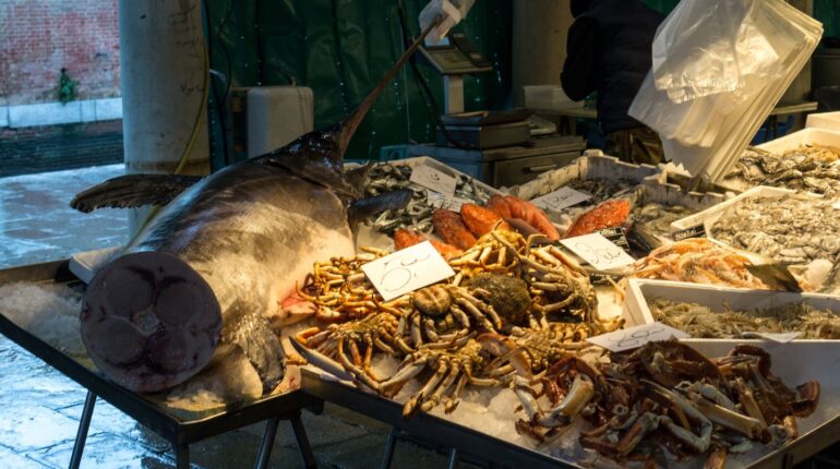 Mercato di Rialto al mattino con i banchi del pesce a Venezia
