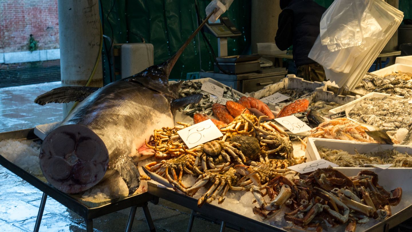 Mercato di Rialto al mattino con i banchi del pesce a Venezia
